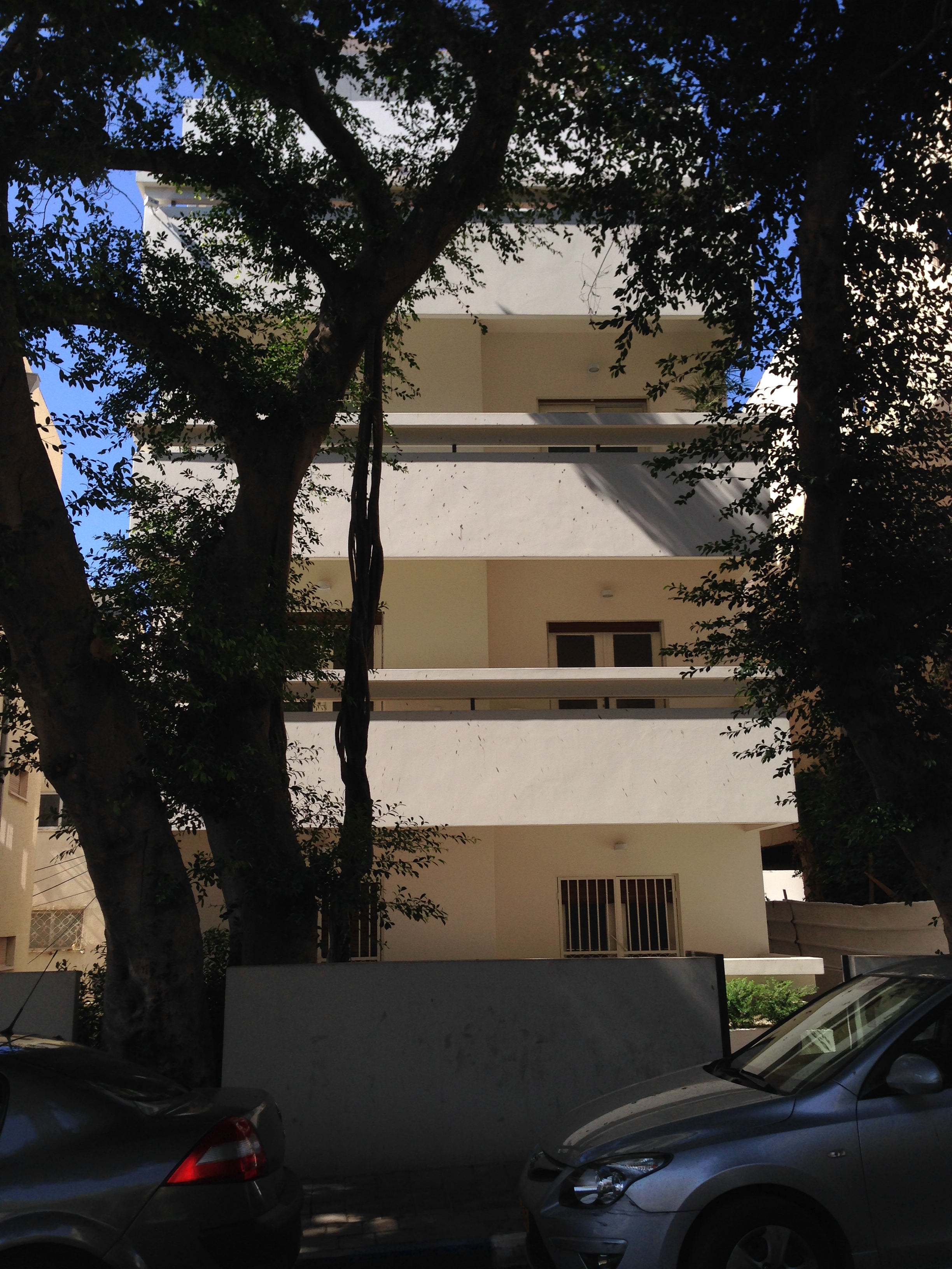 2BR Apartment in a Classic Bauhaus Next to the Sea in Central Tel Aviv